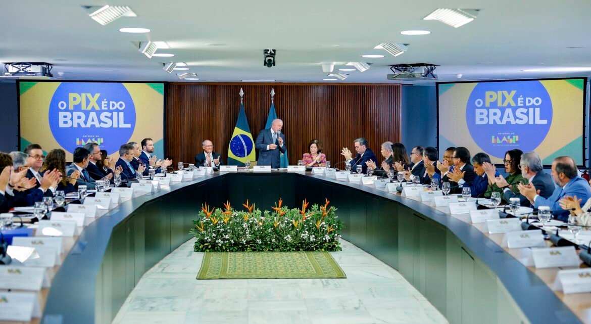 em-reuniao-ministerial,-lula-cobra-equipe-sobre-entregas-antes-das-eleicoes-e-exibe-frase:-‘o-pix-e-do-brasil’