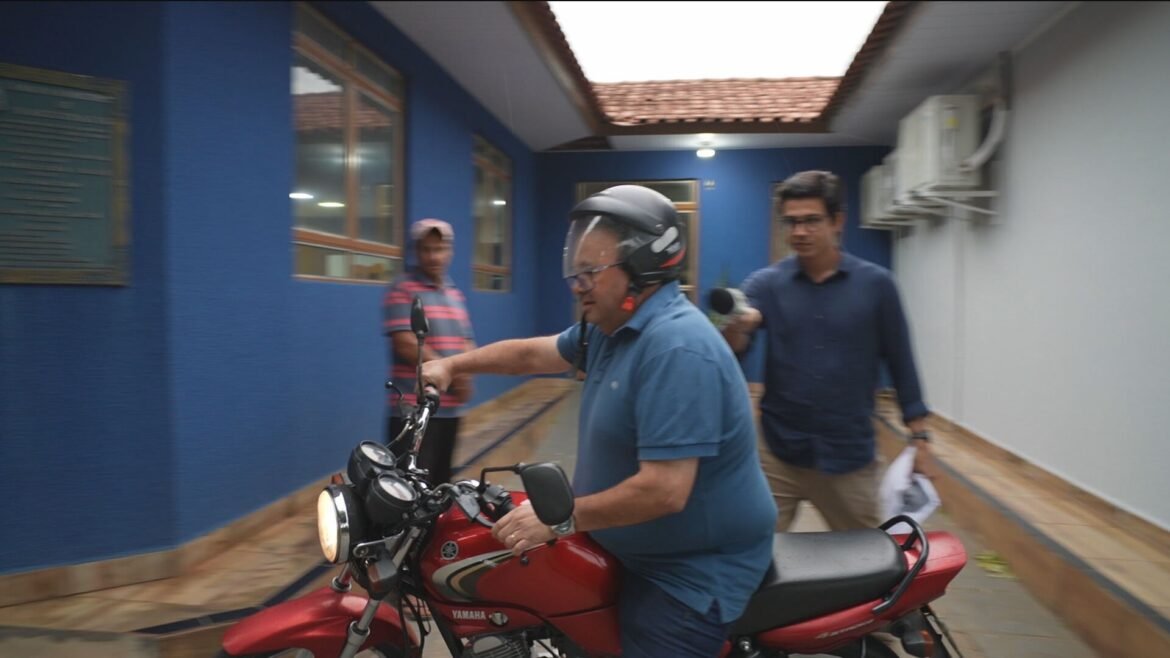 ‘vou-em-casa-e-ja-volto’:-vereador-cassado-por-compra-de-voto-foge-de-moto-apos-pergunta-de-reporter