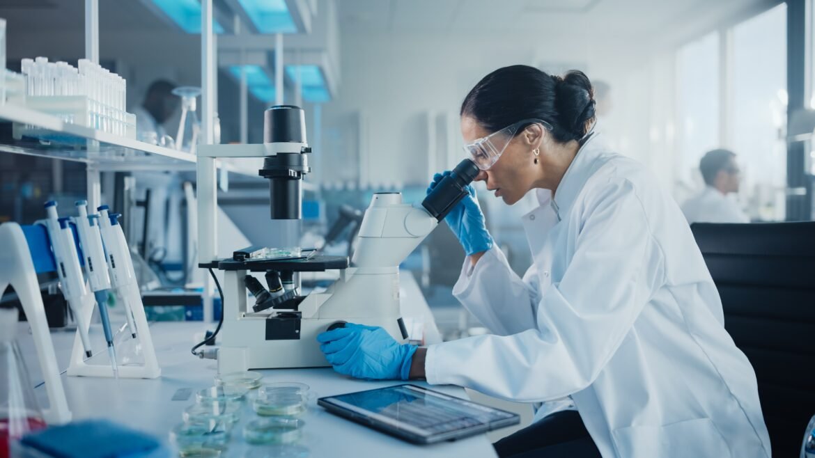 vacina-criada-com-ajuda-de-ia-passa-em-primeiro-teste-em-humanos,-mas-resposta-imunologica-ainda-e-limitada
