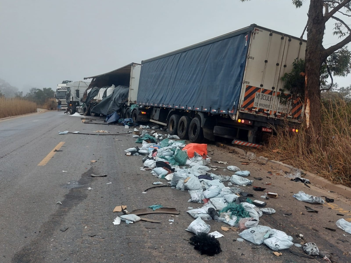 batida-entre-tres-carretas-deixa-um-homem-morto-na-br-251,-em-francisco-sa