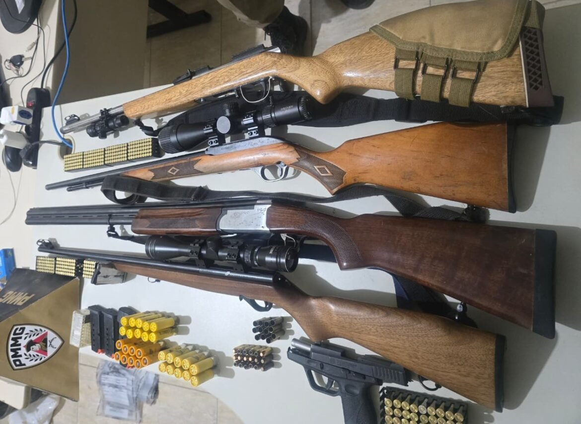 pm-aposentado-e-homem-sao-presos-apos-apreensao-de-armas-e-municoes-em-chapada-gaucha