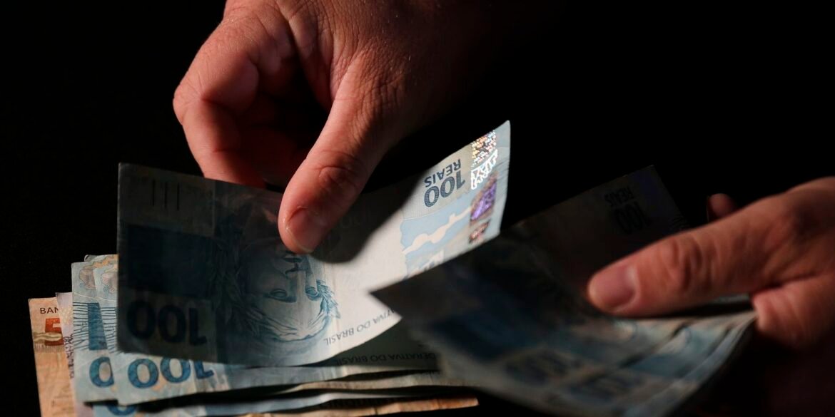 brasileiros-sacaram-em-abril-r$-482,8-milhoes-esquecidos-em-bancos
