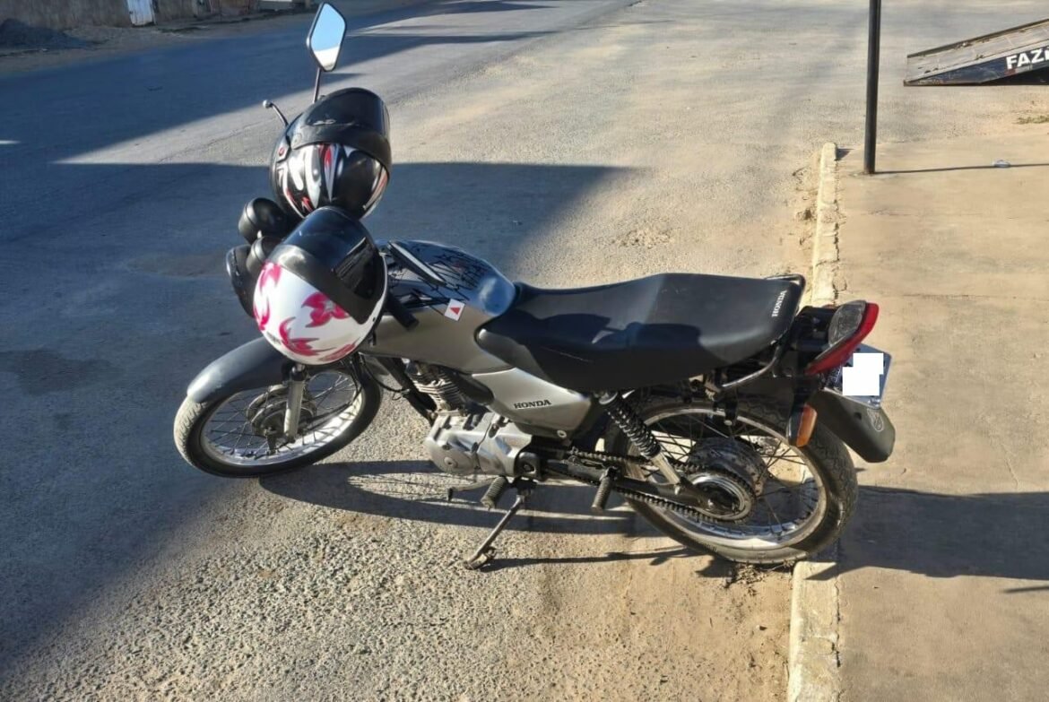 irmaos-gemeos-sao-presos-ao-serem-flagrados-andando-em-moto-furtada-com-placa-dobrada-em-januaria