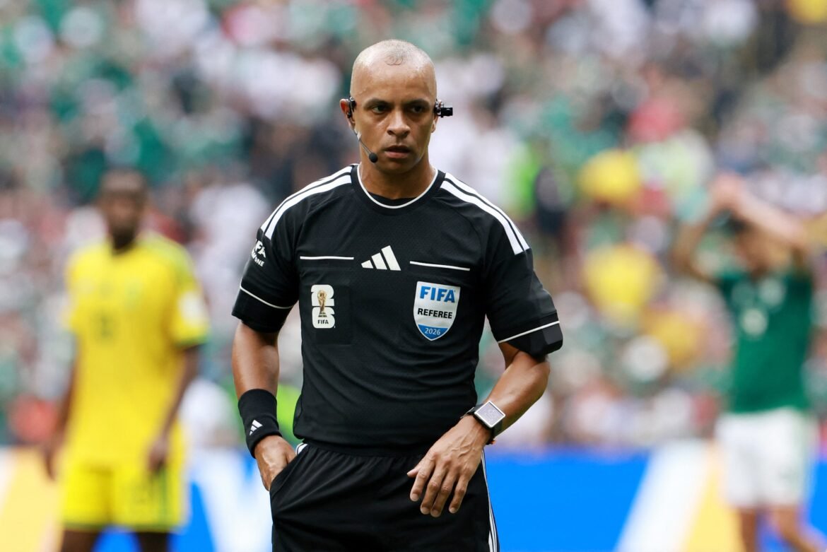 copa-do-mundo-2026:-arbitro-brasileiro-expulsa-tres,-anuncia-decisao-em-ingles-e-rende-memes-|-g1