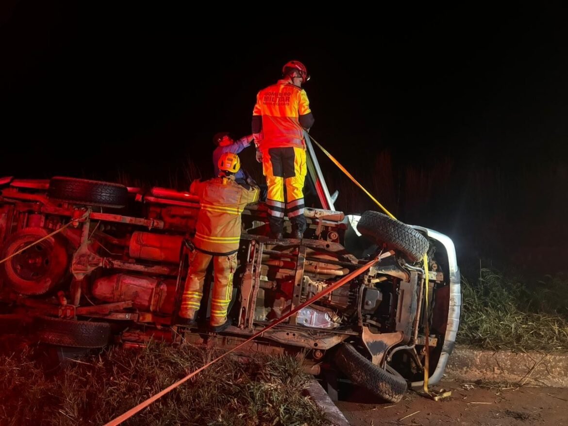 idoso-fica-retido-em-caminhonete-apos-tombamento-na-br-251-e-e-resgatado-pelos-bombeiros
