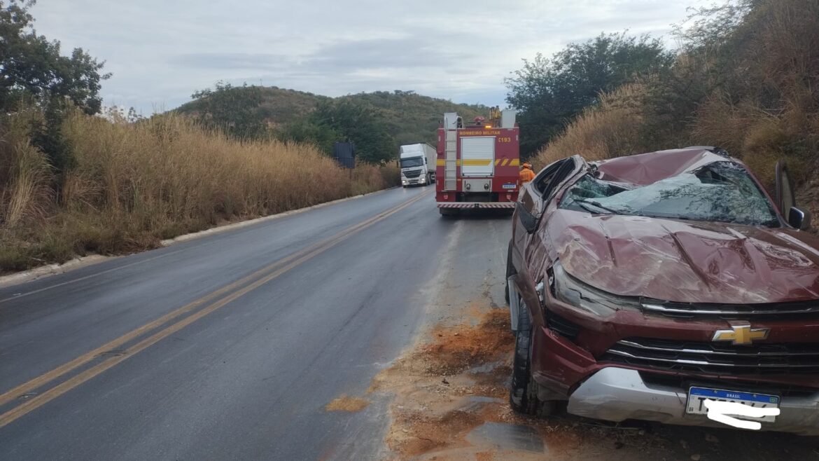 motorista-perde-controle-da-direcao-apos-passar-por-oleo-na-pista-e-capota-caminhonete-na-br-251