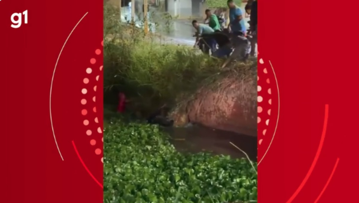 policial-de-folga-entra-em-lagoa-e-salva-casal-que-caiu-de-moto-durante-temporal-em-montes-claros;-video