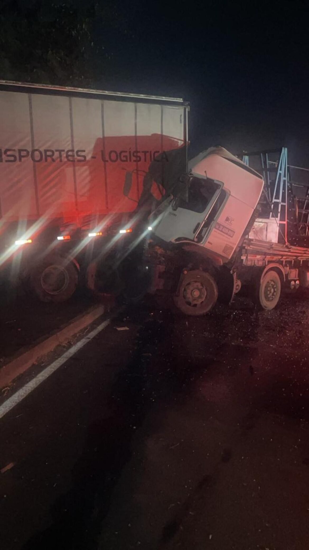 ajudante-morre-apos-caminhao-bater-na-traseira-de-carreta-estacionada-em-montes-claros