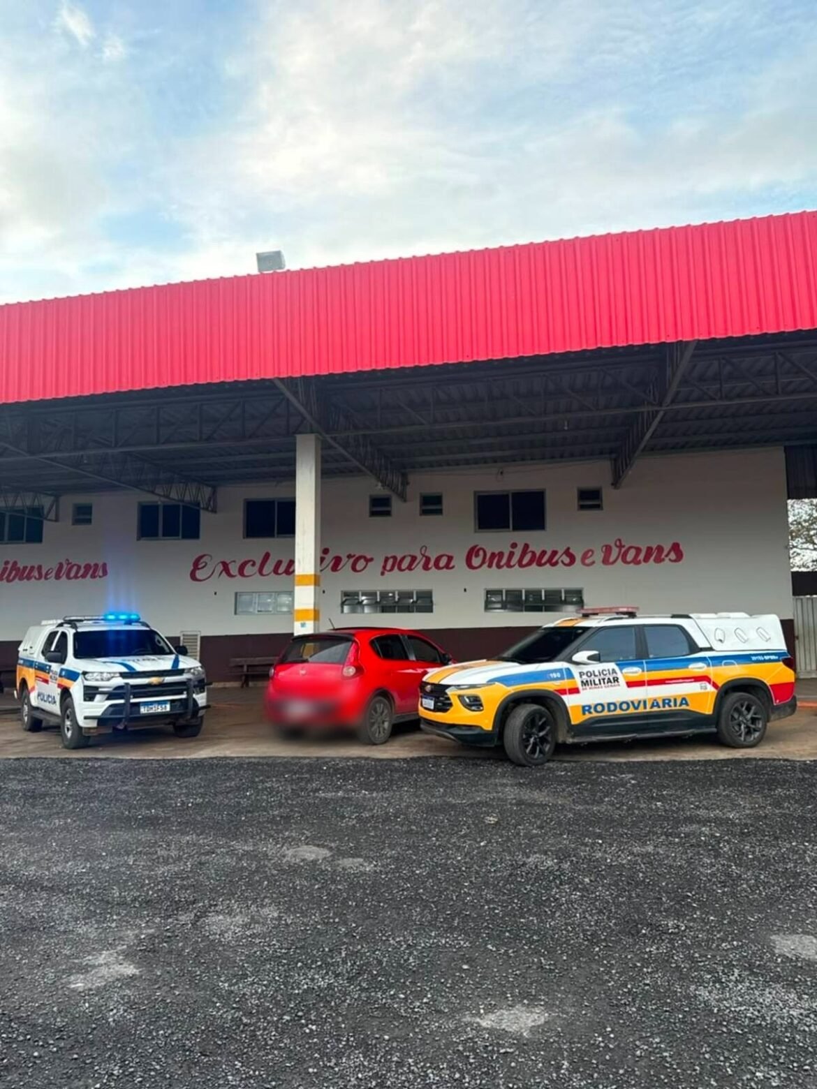 pm-apreende-carro-furtado-e-com-placas-clonadas-na-br-135-apos-denuncia-de-que-ocupantes-estavam-armados