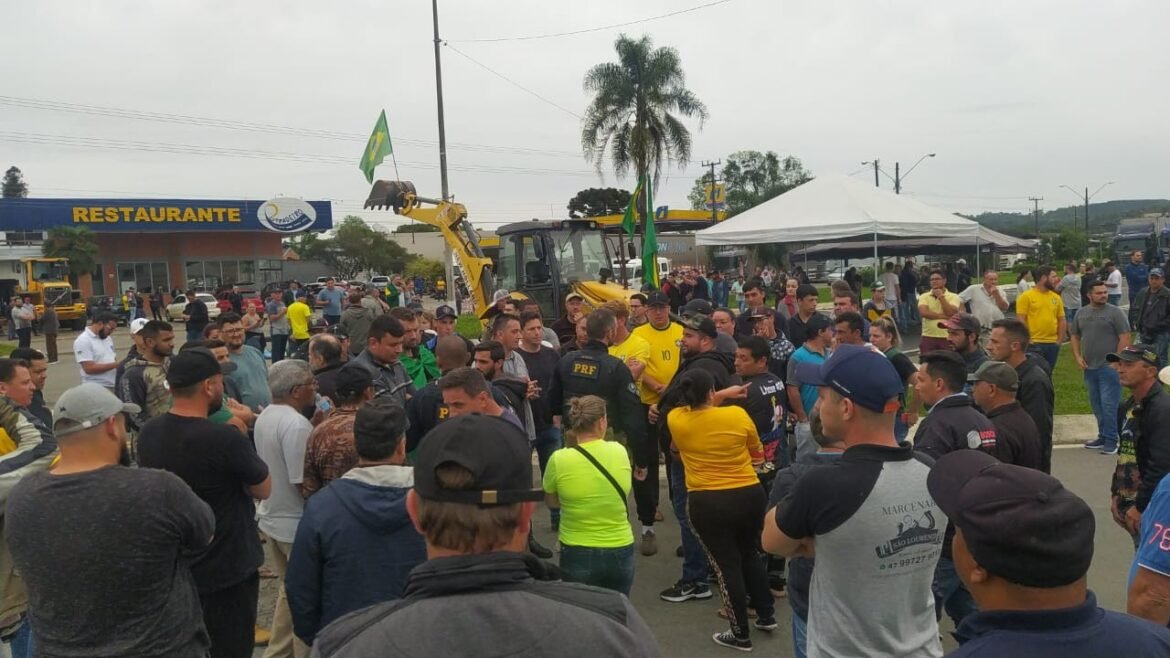 camara-aprova-anistia-a-multas-por-bloqueios-de-estrada-apos-eleicao-de-2022;-texto-tambem-reforca-piso-do-frete-|-g1