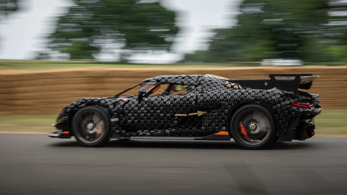carro-feito-lego-em-tamanho-real-atinge-111-km/h-e-quebra-recorde-|-g1