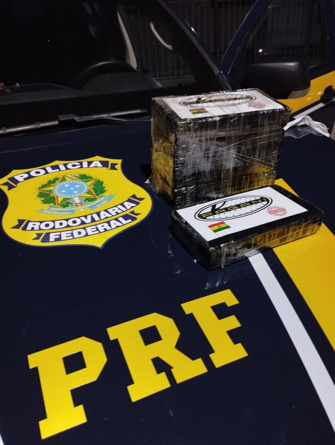 prf-apreende-5,5-quilos-de-cocaina-atras-de-banco-de-motorista-na-br-365