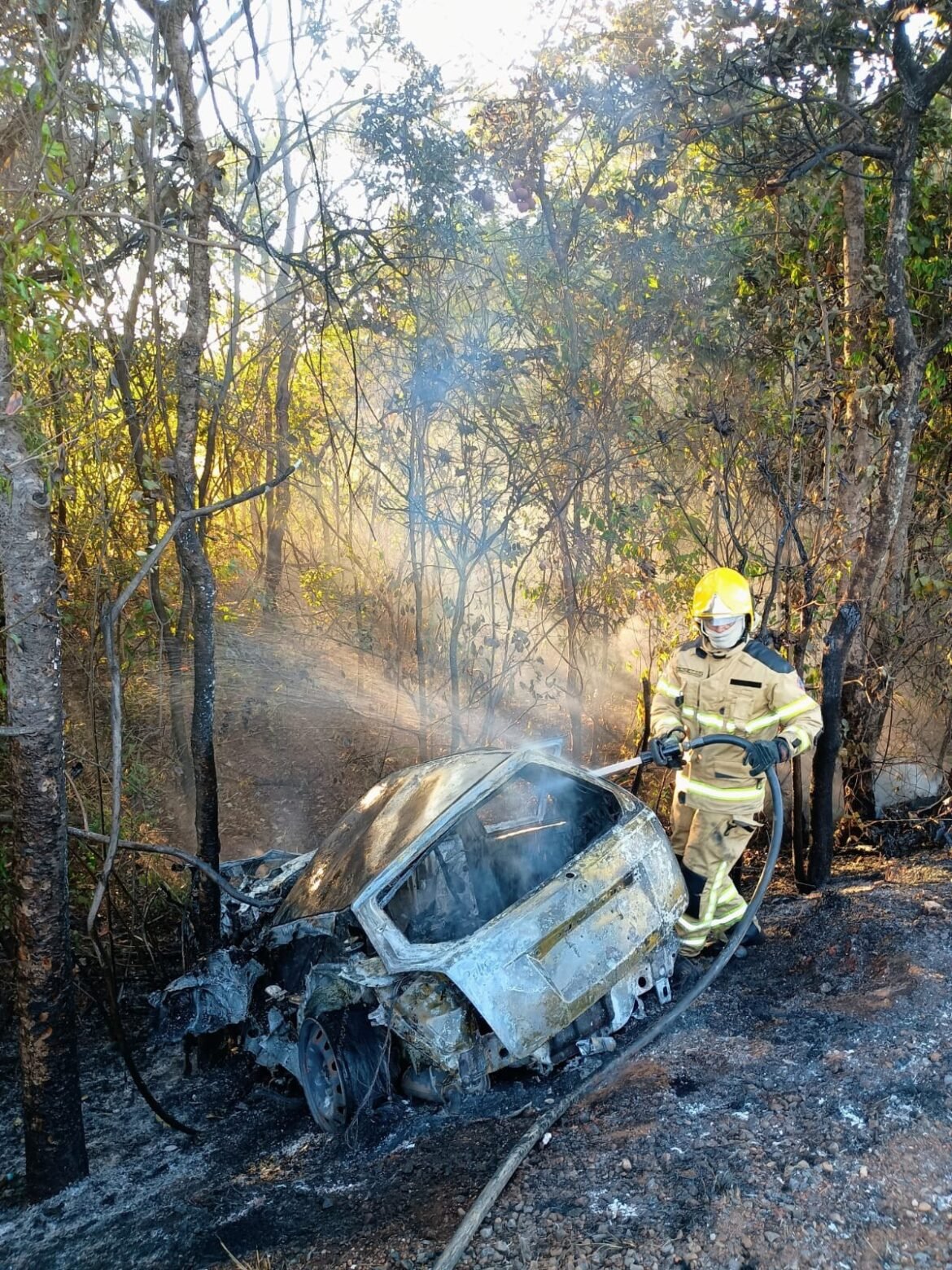 motorista-inabilitado-morre-apos-carro-invadir-contramao-e-bater-de-frente-com-caminhao-na-br-135