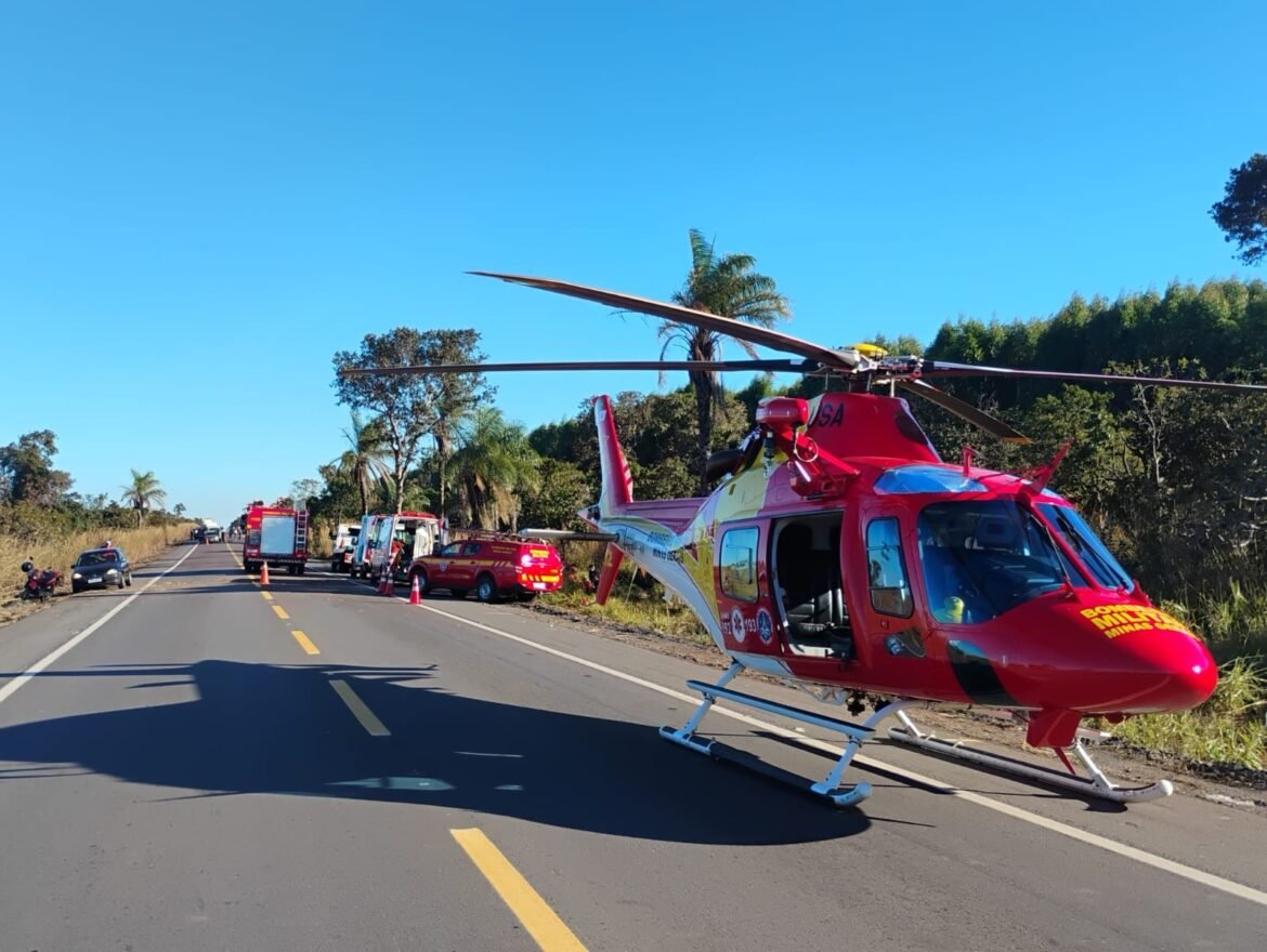 tres-pessoas-ficam-feridas-apos-carro-capotar-e-atingir-arvore-na-br-365;-uma-delas-foi-socorrida-de-helicoptero