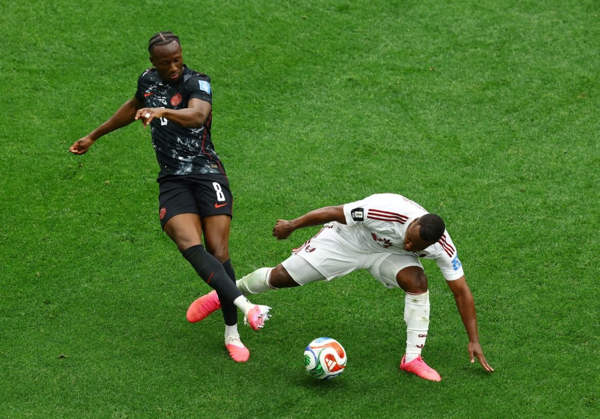 fratura-de-kone-assustou-o-estadio,-mas-jogador-saiu-sorrindo;-veja-explicacoes-e-entenda-a-gravidade-do-trauma