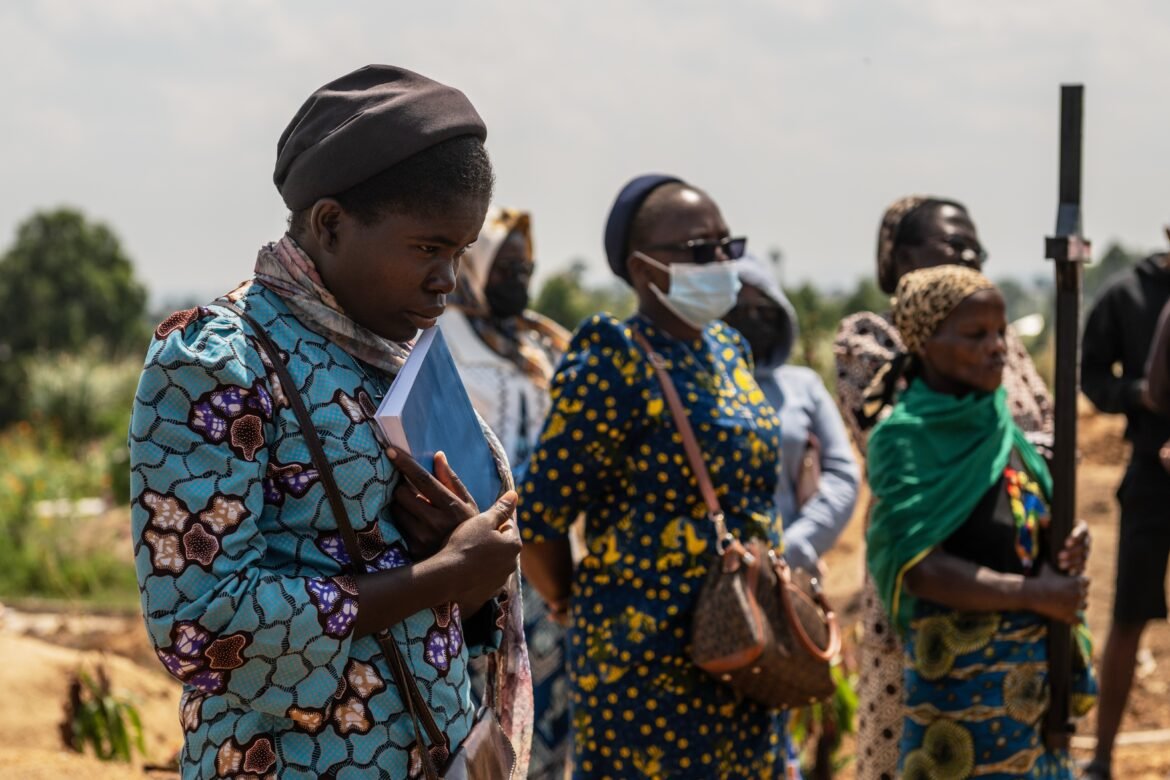 bebe-de-6-meses-e-enterrada-apos-morrer-de-ebola-em-orfanato-no-congo;-surto-ja-soma-mais-de-900-casos