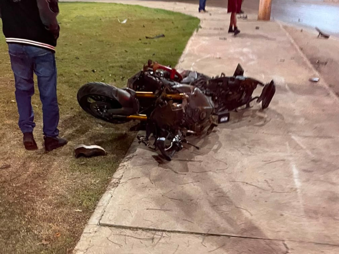 motociclista-fica-em-estado-gravissimo-apos-bater-em-poste-em-pirapora