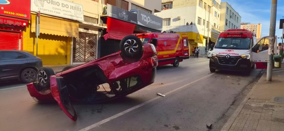 colisao-entre-carro-e-caminhonete-termina-com-capotamento-no-centro-de-montes-claros