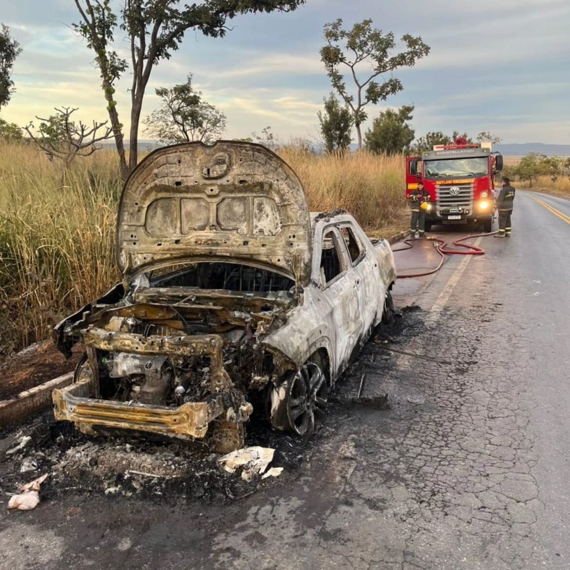 carro-pega-fogo-e-fica-destruido-na-br-365-apos-motorista-sentir-cheiro-de-queimado;-video