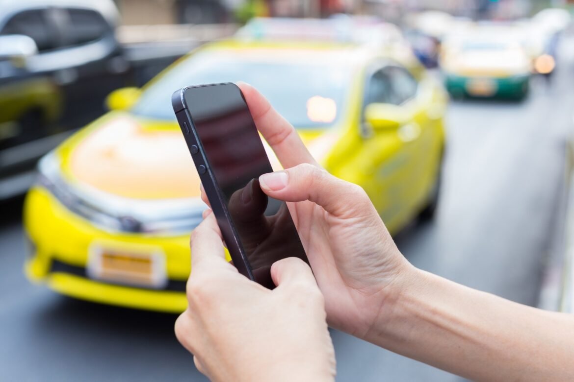 stf-pode-julgar-nesta-quarta-vinculo-entre-trabalhadores-e-apps-e-acoes-contra-lei-de-improbidade;-entenda