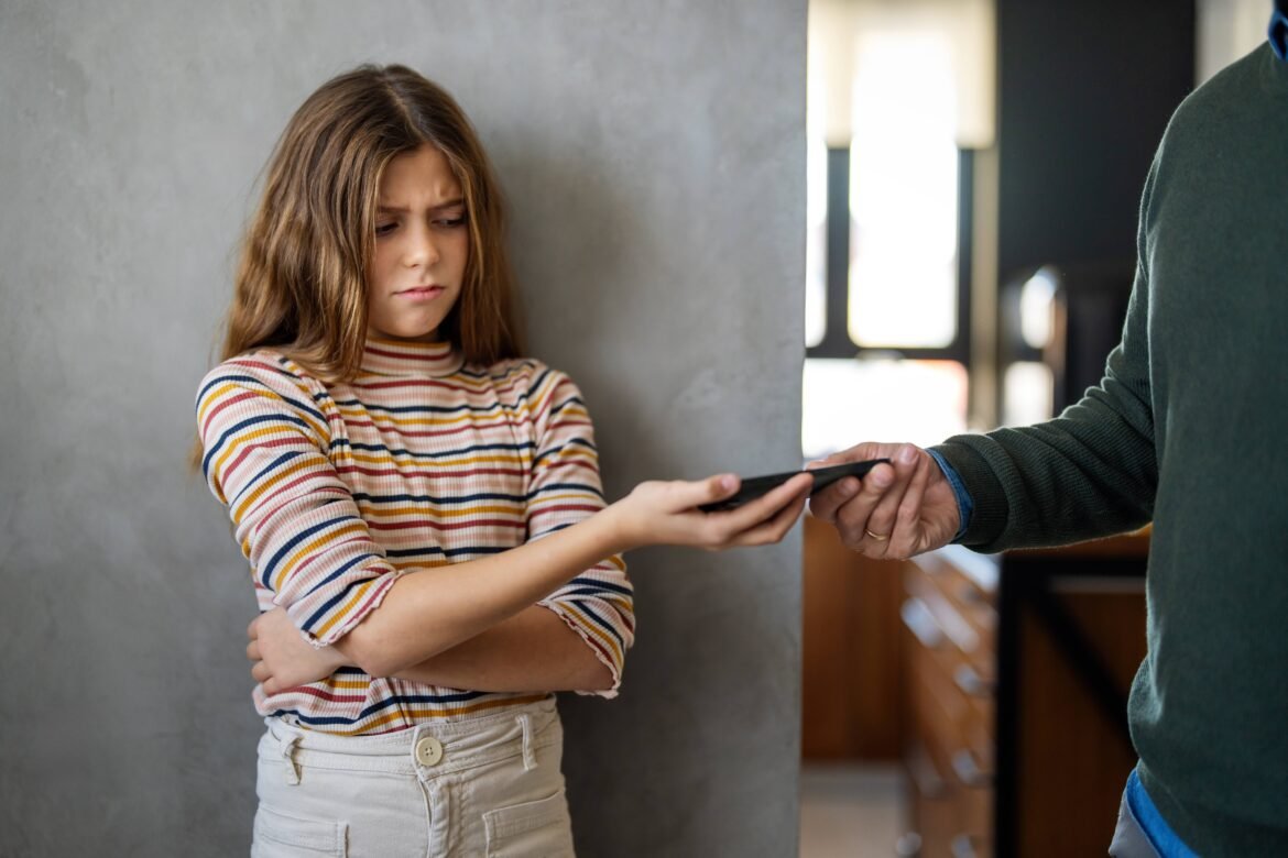 adolescentes-cujos-pais-se-distraem-mais-com-celulares-sao-mais-inseguros,-indica-estudo