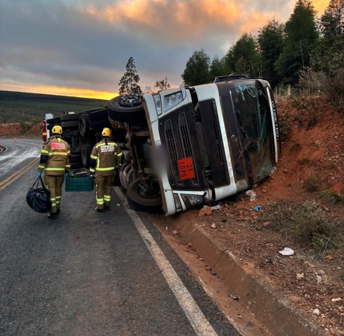 motorista-fica-preso-pela-cabeca-entre-ferragens-de-carreta-e-o-solo-apos-acidente-na-lmg-602