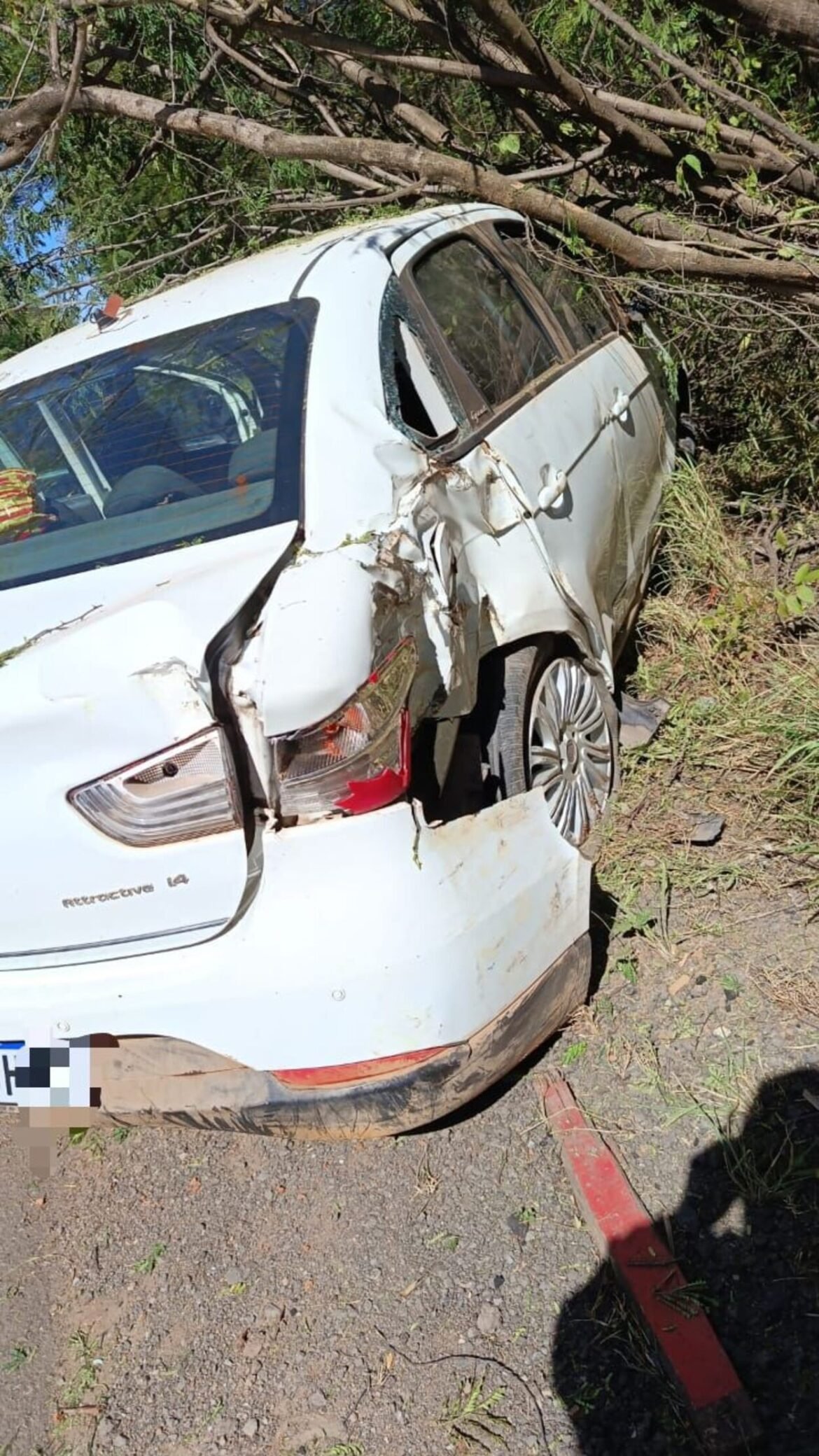 motorista-de-carro-perde-controle-da-direcao-ao-passar-por-lombada-e-bate-em-moto-e-arvore-na-mgc-122