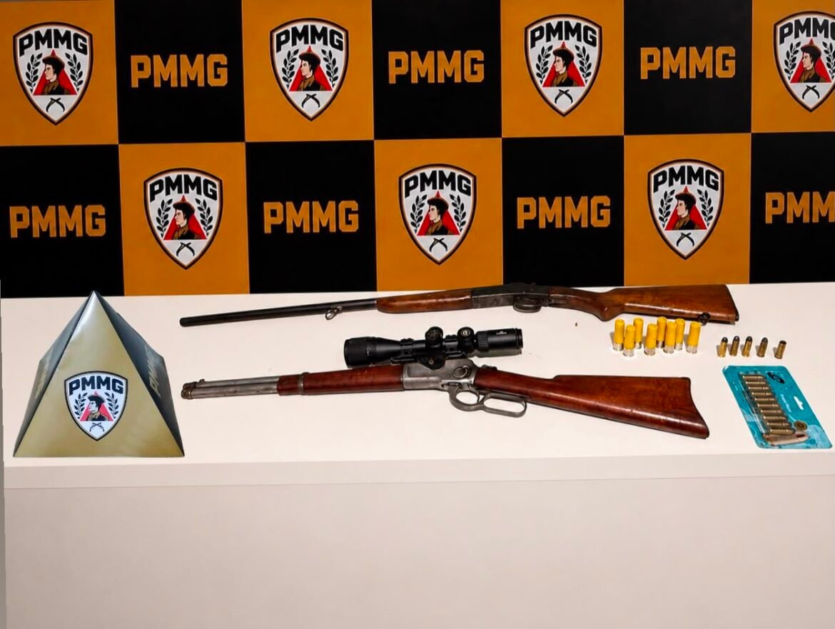 passageiro-de-caminhonete-e-preso-com-armas-e-municoes-apos-denuncia-de-disparos-as-margens-de-rodovia-em-unai
