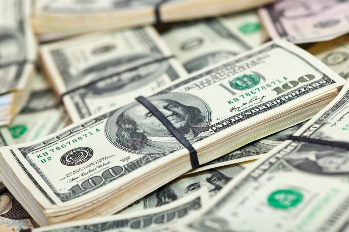 dolar-recua-a-r$-5,17,-com-foco-na-inflacao-de-brasil-e-eua;-ibovespa-avanca-|-g1