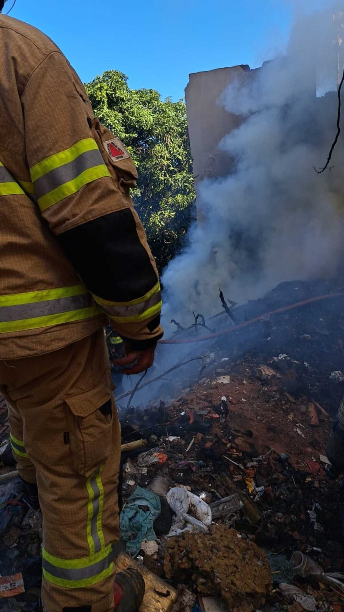 bombeiros-combatem-incendio-em-casa-abandonada-e-resgatam-quatro-caes-em-montes-claros
