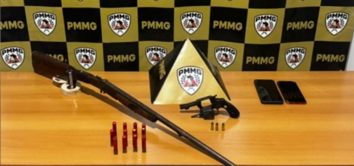 duas-armas,-municoes-e-moto-adulterada-sao-apreendidas-em-carbonita