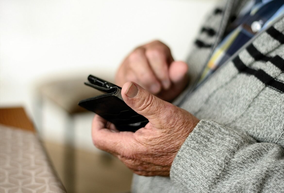 uso-de-internet-chega-a-quase-75%-dos-idosos,-e-criancas-diminuem-acesso-a-rede,-diz-ibge-|-g1