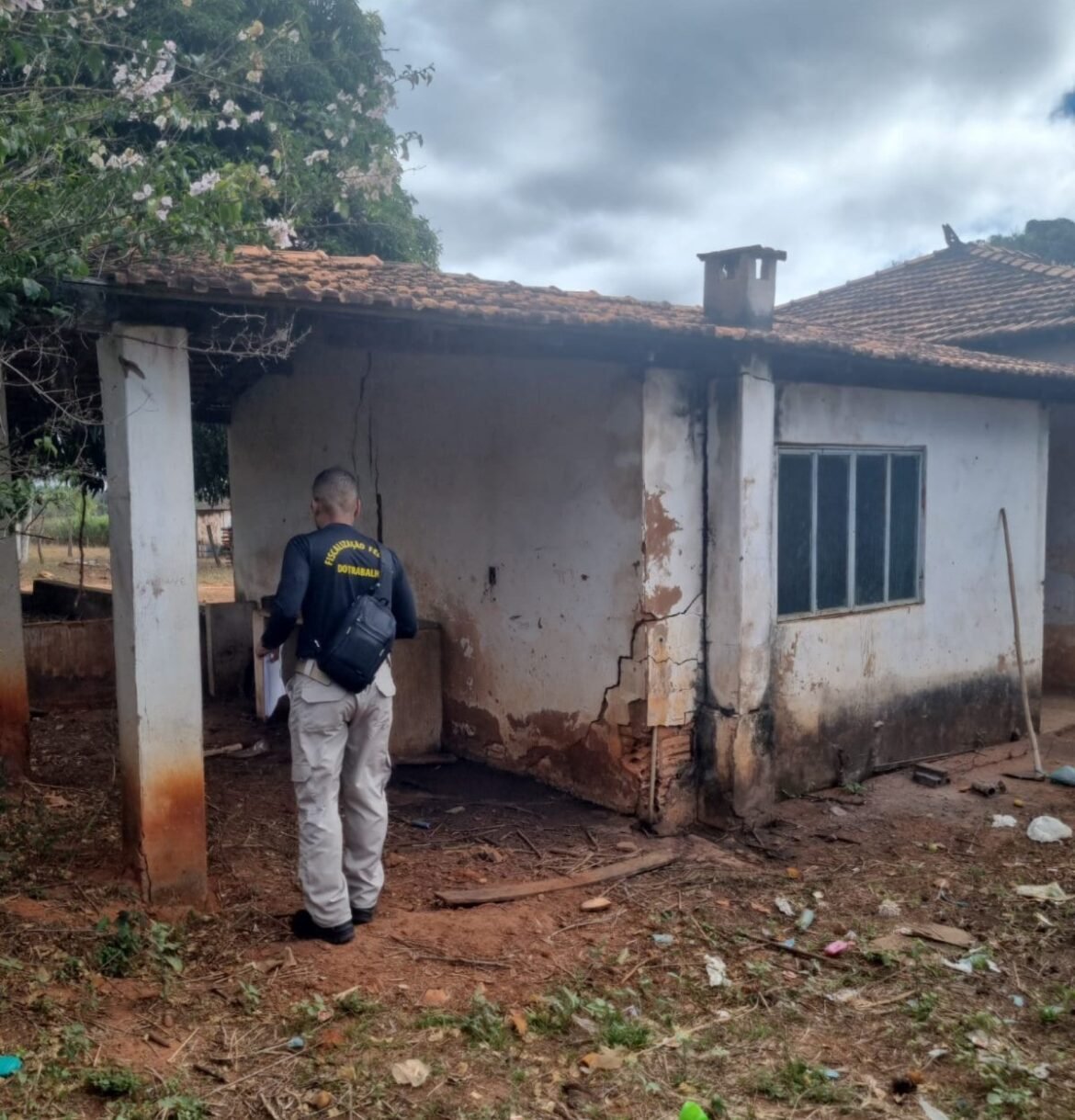 trabalhador,-esposa-e-filha-de-5-anos-sao-resgatados-em-situacao-analoga-a-escravidao-em-mirabela