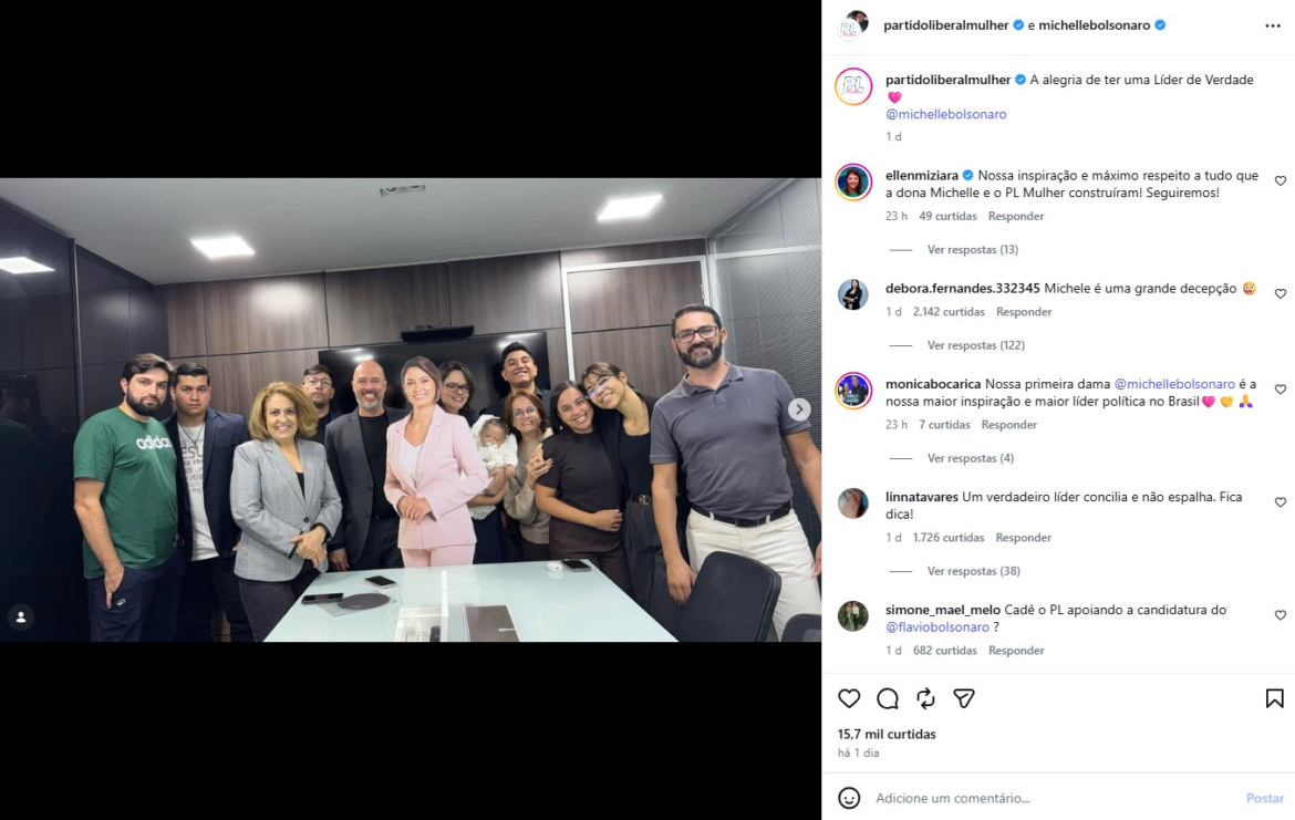 apos-saida,-pl-mulher-faz-homenagem-com-imagem-de-michelle-bolsonaro-de-papelao-em-tamanho-real