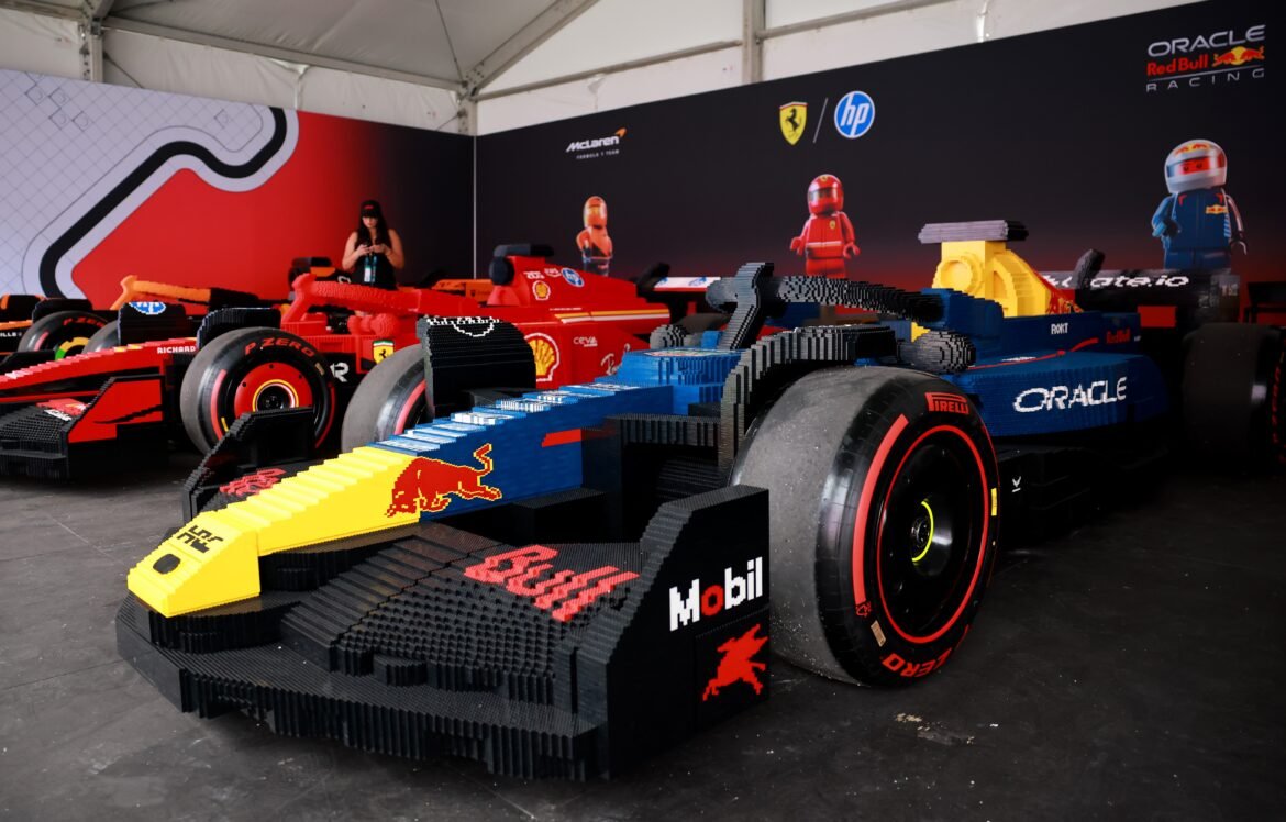 piloto-critica-desfile-da-formula-1-com-carros-de-lego-|-g1
