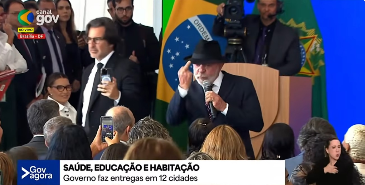 lula-faz-gesto-obsceno-durante-evento-oficial-do-governo-ao-rebater-que-‘pobre-nao-gosta-de-coisa-boa’