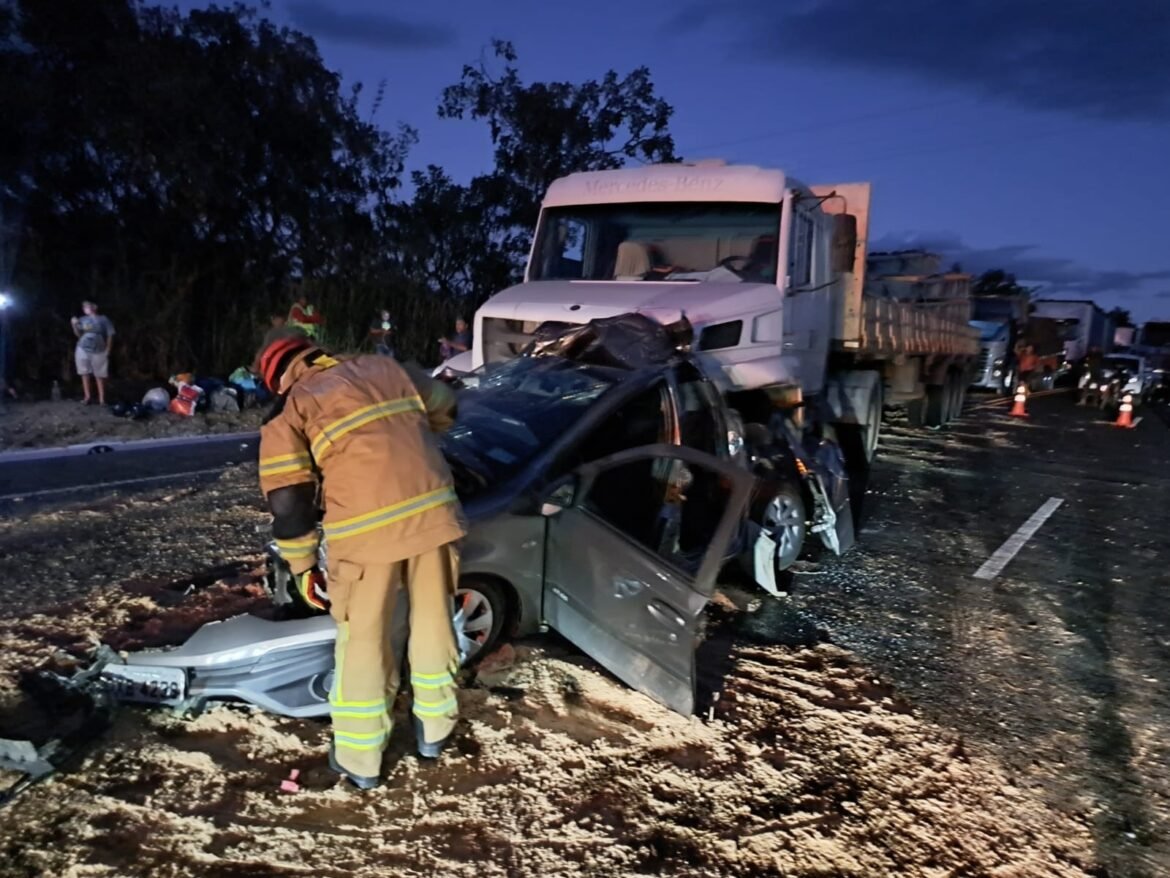 engavetamento-entre-carreta-e-tres-carros-deixa-quatro-feridos-na-br-135