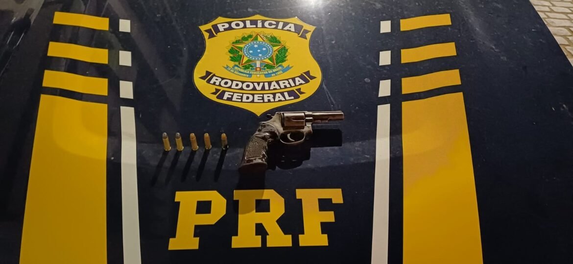 suspeitos-fogem-da-prf,-sao-presos-e-carro-roubado-e-recuperado-em-medina