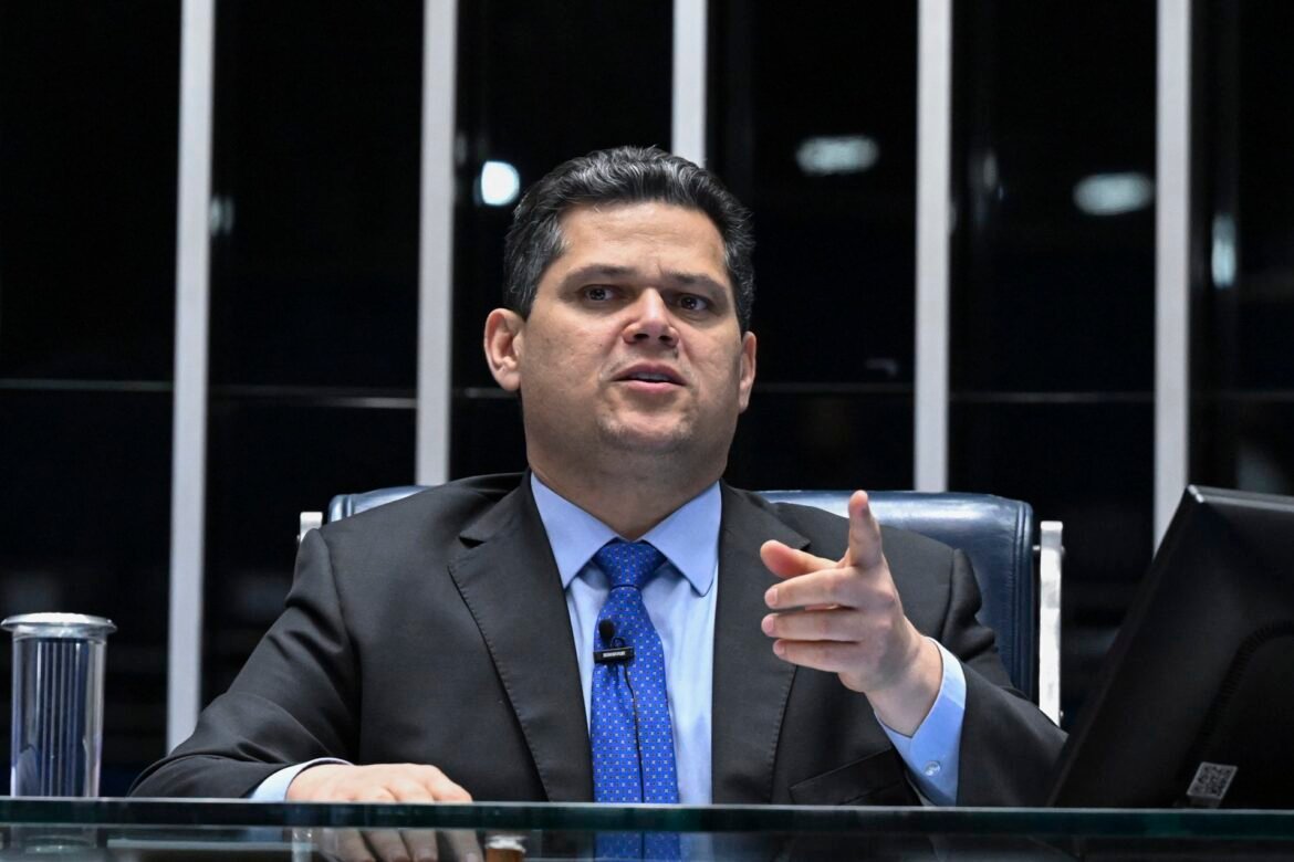 alcolumbre-defende-reducao-da-jornada-sem-transicao-em-reuniao-com-centrais-sindicais