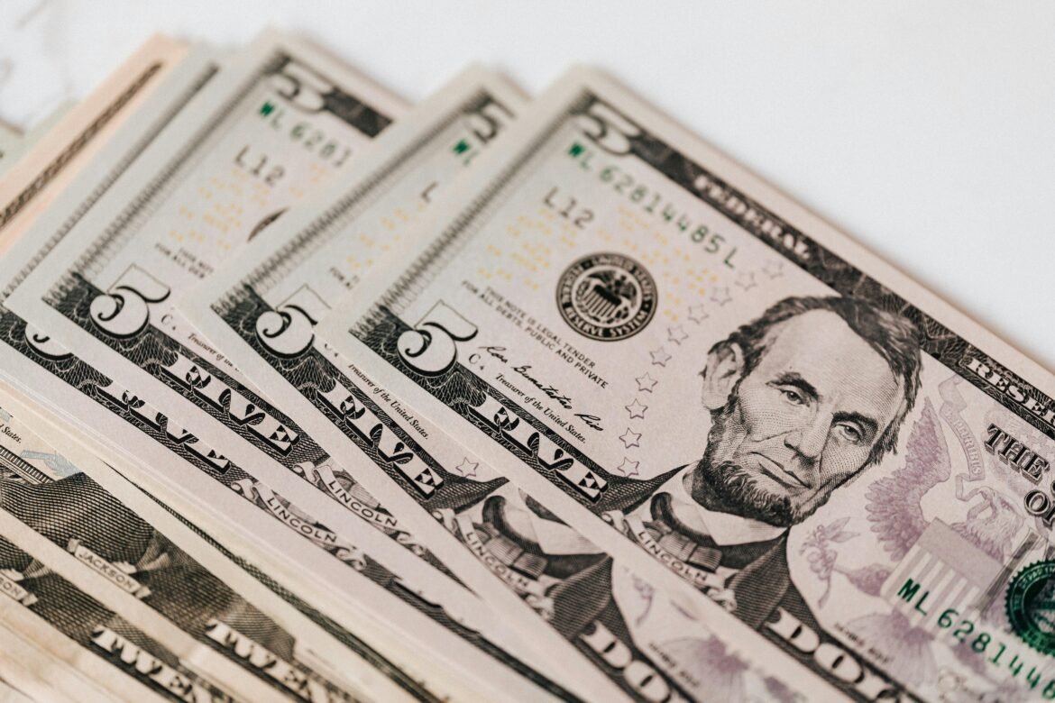 dolar-opera-em-alta,-com-investidores-atentos-ao-tarifaco-e-a-espera-de-novos-dados-economicos;-ibovespa-cai-|-g1