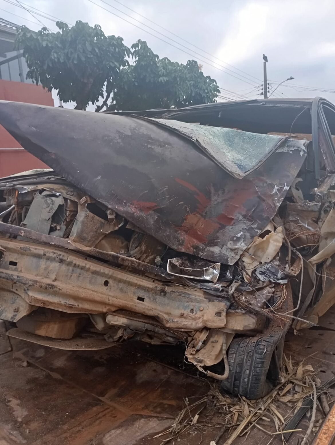 mulher-morre-e-outra-pessoa-fica-gravemente-ferida-em-acidente-entre-carro-e-carreta-em-carlos-chagas