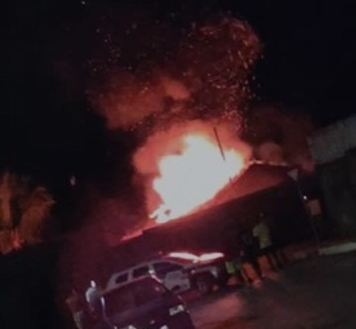 homem-e-preso-por-ameaca-e-incendio-criminoso-apos-colocar-fogo-na-casa-da-mae,-em-matias-cardoso