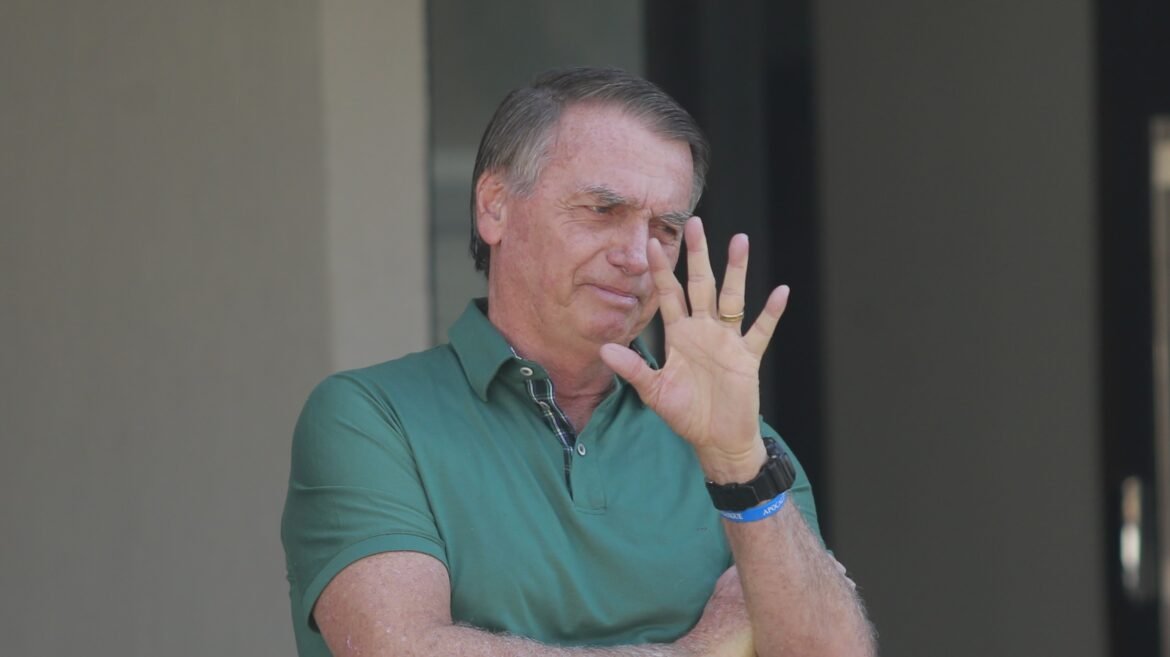 exercito-nega-estar-com-duas-de-oito-armas-de-bolsonaro;-restante-do-arsenal-foi-entregue-a-pf