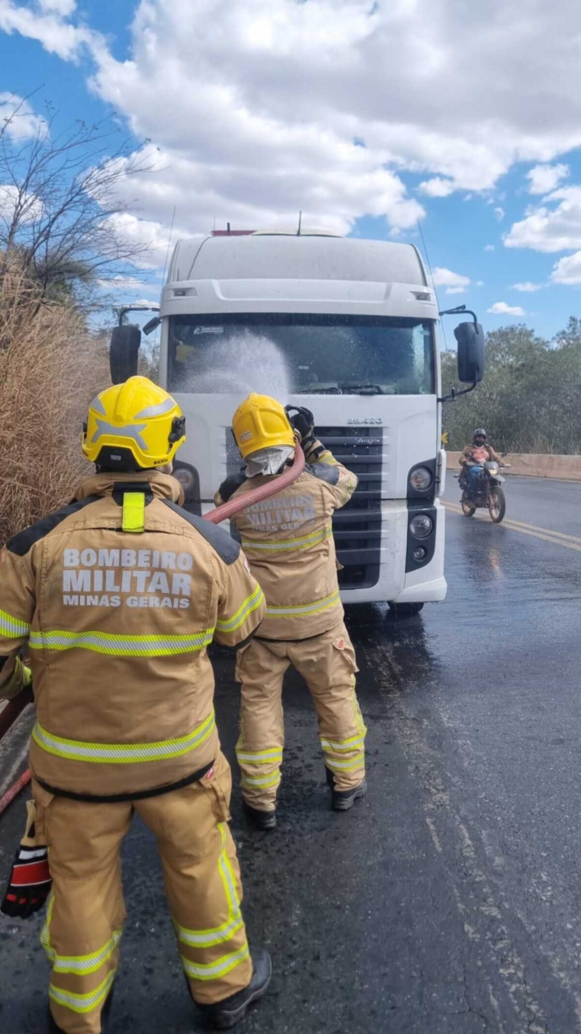 principio-de-incendio-atinge-carreta-que-transportava-caminhoes-do-corpo-de-bombeiros-de-pernambuco-na-br-251