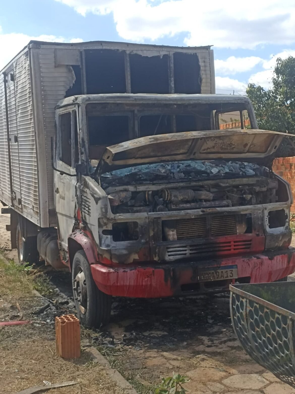 video-mostra-que-incendio-que-danificou-caminhao-em-francisco-sa-pode-ter-sido-criminoso