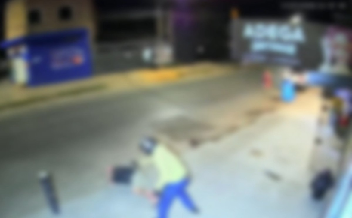 cameras-de-seguranca-registram-momento-em-que-homem-e-perseguido-e-atingido-por-varios-tiros-em-montes-claros;-video