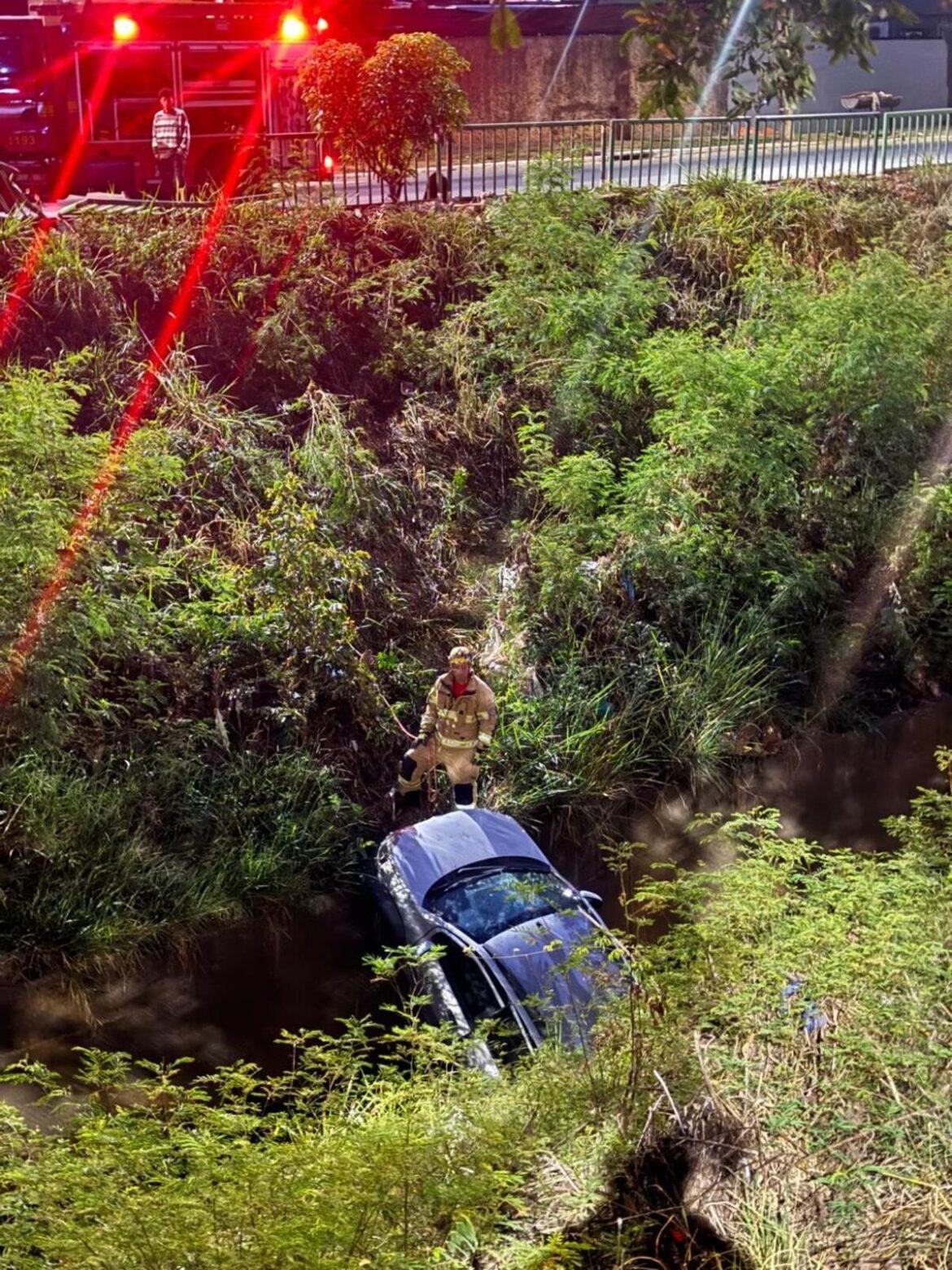 carro-cai-em-canal-de-escoamento-de-agua-em-avenida-de-montes-claros