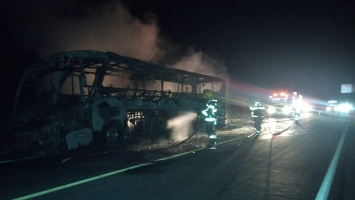 onibus-com-41-passageiros-pega-fogo-e-fica-destruido-na-br-251,-em-salinas