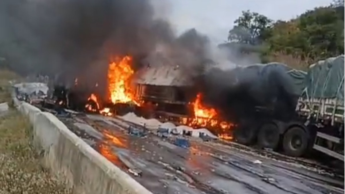 motorista-morre-em-acidente-entre-duas-carretas-e-um-caminhao-na-br-251,-em-francisco-sa