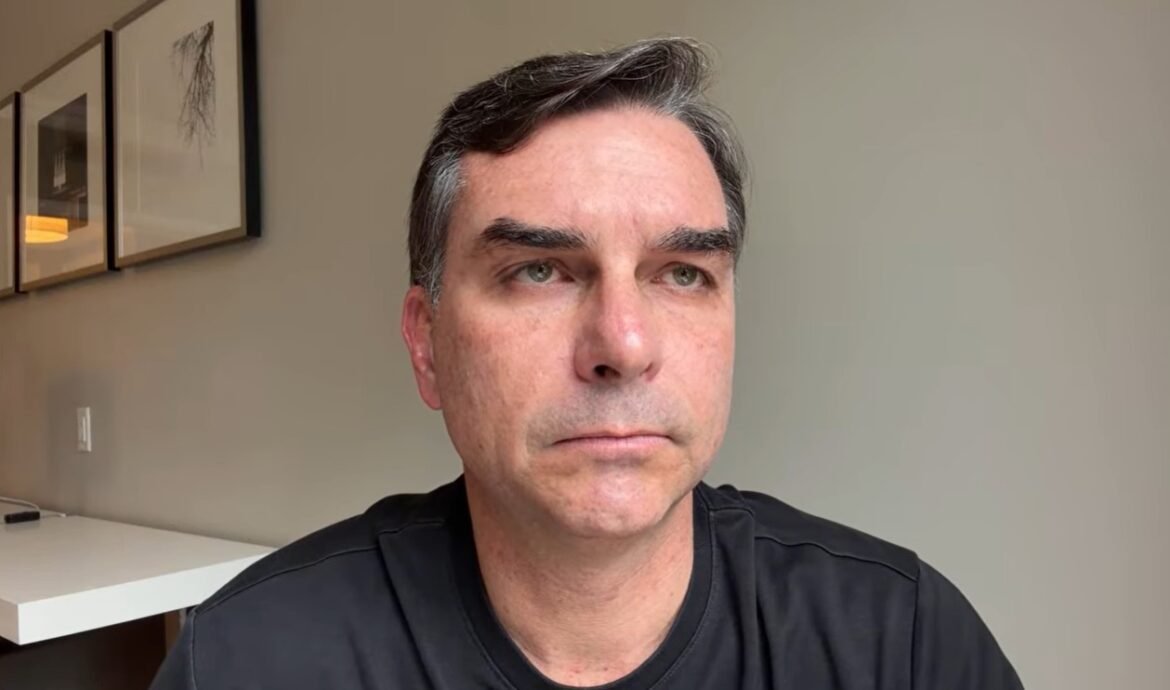 flavio-bolsonaro-chama-de-‘cortina-de-fumaca’-buscas-da-pf-na-casa-do-pai